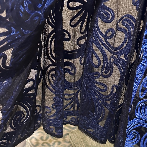 Weavz Black and Blue Swirl top - Picture 4 of 8